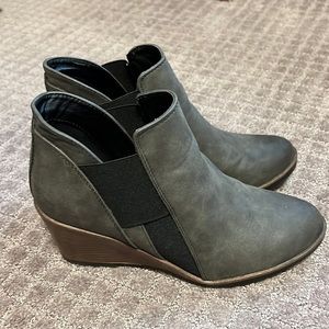Maurice’s gray wedge booties